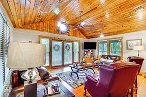 'bear Acres Getaway' Cabin w/ Deck in Townsend!