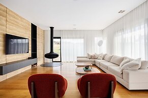 Middle of the Hill Countryside Estate