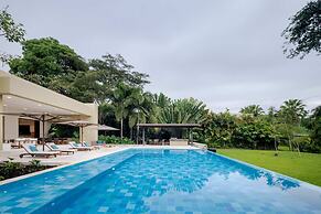 w Amazing 4BR Villa at Mesa de Yeguas