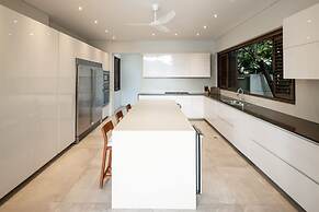 w Amazing 4BR Villa at Mesa de Yeguas