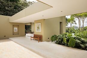 w Amazing 4BR Villa at Mesa de Yeguas