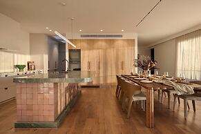 Blanc de Noir Luxe Grandeur Heated Pool and Spa