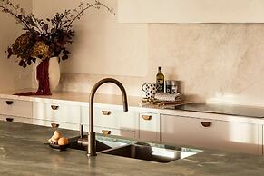 Blanc de Noir Luxe Grandeur Heated Pool and Spa