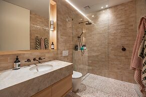 Blanc de Noir Luxe Grandeur Heated Pool and Spa