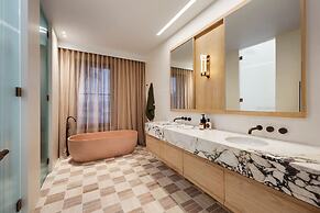 Blanc de Noir Luxe Grandeur Heated Pool and Spa