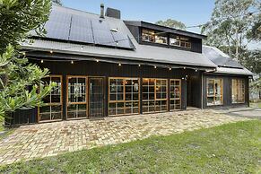 Onyx Retreat Healesville Luxury Lodge x Hot Tub