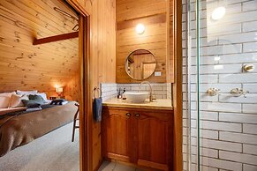 Onyx Retreat Healesville Luxury Lodge x Hot Tub