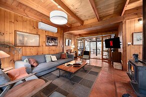 Onyx Retreat Healesville Luxury Lodge x Hot Tub