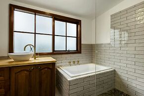 Onyx Retreat Healesville Luxury Lodge x Hot Tub