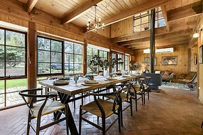 Onyx Retreat Healesville Luxury Lodge x Hot Tub