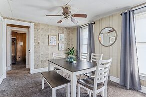 Snug Escape Close To Niagara Falls 2 Bedroom Home