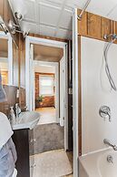 Snug Escape Close To Niagara Falls 2 Bedroom Home