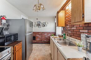 Snug Escape Close To Niagara Falls 2 Bedroom Home