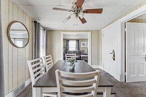 Snug Escape Close To Niagara Falls 2 Bedroom Home