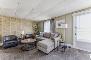 Snug Escape Close To Niagara Falls 2 Bedroom Home