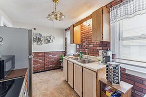 Snug Escape Close To Niagara Falls 2 Bedroom Home