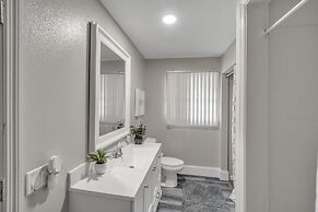 Beautiful Lake View Retreat Drivable To Theme Parks 3 Bedroom Home