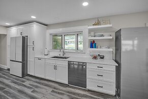 Beautiful Lake View Retreat Drivable To Theme Parks 3 Bedroom Home