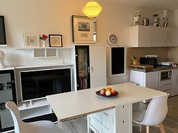 Stylish, Compact Apartment in a Green Setting