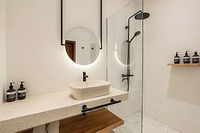 Hanging Gardens Villa by Evdekimi