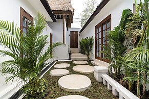 Hanging Gardens Villa by Evdekimi