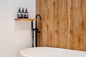 Hanging Gardens Villa by Evdekimi