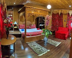 The Mughal Palace Eco Luxury Houseboat