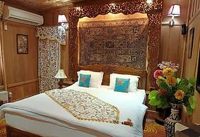 The Mughal Palace Eco Luxury Houseboat