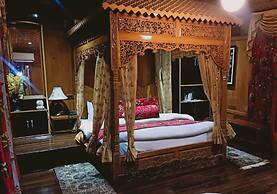 The Mughal Palace Eco Luxury Houseboat