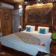 The Mughal Palace Eco Luxury Houseboat