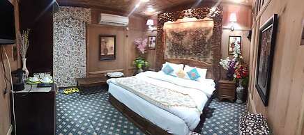 The Mughal Palace Eco Luxury Houseboat