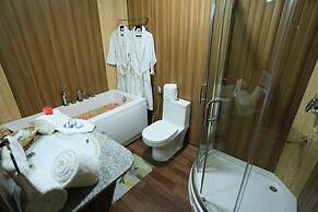 The Mughal Palace Eco Luxury Houseboat