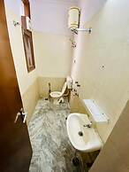 Goroomgo White Elephant Inn Noida