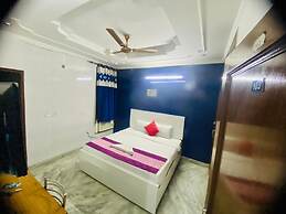 Goroomgo White Elephant Inn Noida