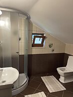 Bucovina-mountainhouse-5br-fireplace-hottub-wifi