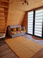 Bucovina-a-framehouse-hottub-fireplace-patio-wifi