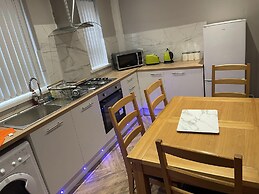 3 Bedroom House in Bradford