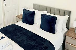 Strood Home-sleeps 6-great for Groups & Families