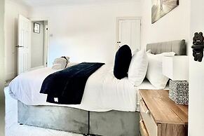 Strood Home-sleeps 6-great for Groups & Families