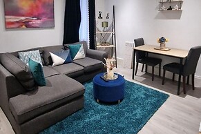 Strood Home-sleeps 6-great for Groups & Families