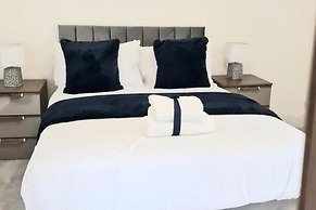 Strood Home-sleeps 6-great for Groups & Families