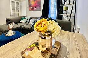 Strood Home-sleeps 6-great for Groups & Families