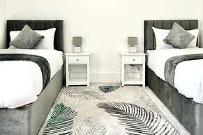 Strood Home-sleeps 6-great for Groups & Families