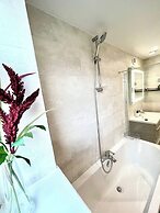 Strood Home-sleeps 6-great for Groups & Families