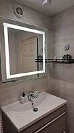 Strood Home-sleeps 6-great for Groups & Families