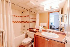 Entire Studio in Whistler Village Resort - Unit 437