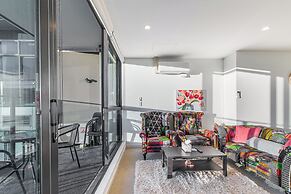 2Br Cbd Gem With City Views