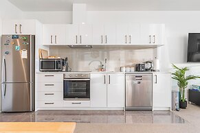 2Br Cbd Gem With City Views