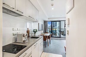 Stylish And Modern Apartment - Balcony And Pool!