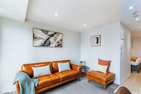 Stylish And Modern Apartment - Balcony And Pool!